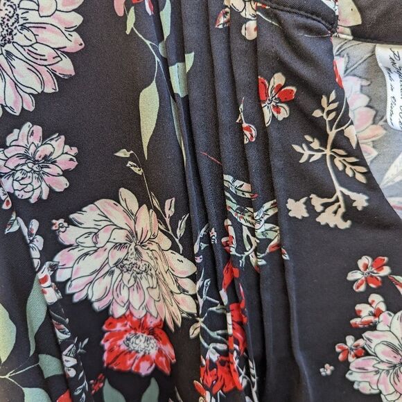 Women's Perception brand, light floral top - Picture 4 of 13